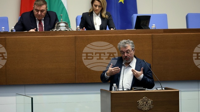 Рая Назарян наложи наказание „порицание“ на Манол Пейков за нарушаване на реда в залата 