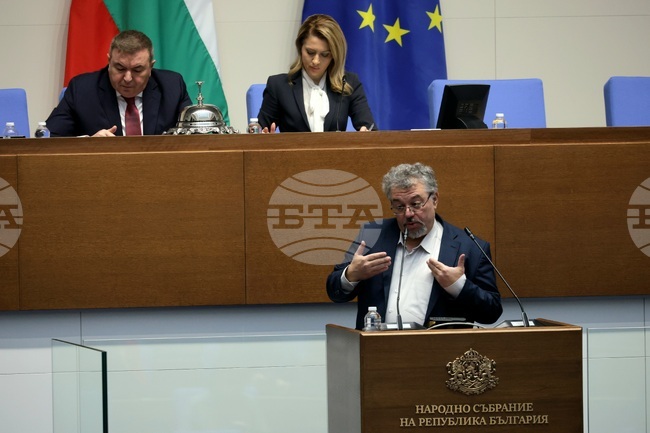 Рая Назарян наложи наказание „порицание“ на Манол Пейков за нарушаване на реда в залата 