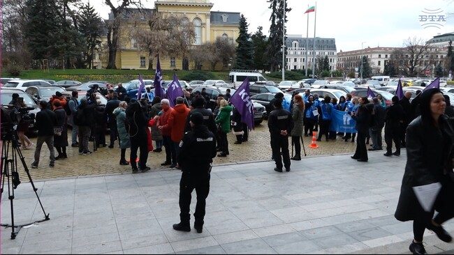 Синдикатите организираха акция за доходите през 2026 година пред сградата на Народното събрание