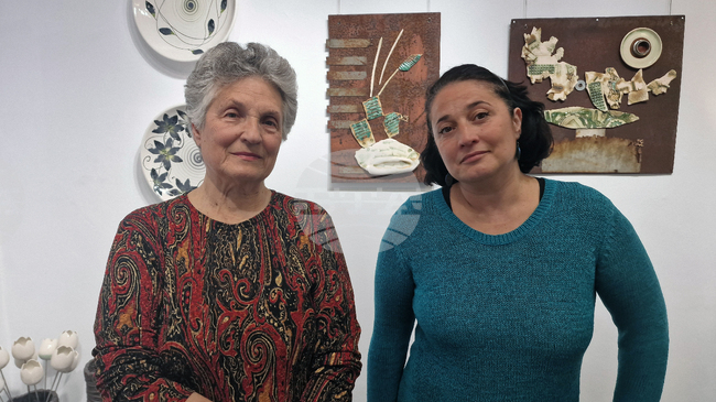 Изложбата „Pro.дължение“ на художничките Мариана и Неда Личеви е подредена в троянската галерия „Серякова къща“