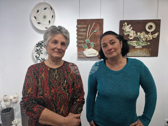 Изложбата „Pro.дължение“ на художничките Мариана и Неда Личеви е подредена в троянската галерия „Серякова къща“