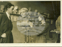 Васка Емануилова портретира артиста Порфирий Велков, 20-те г. на ХХ в., фотограф: неизвестен,  фотографски фонд Галерия Васка Емануилова, филиал на Софийска градска художествена галерия. Снимка: СГХГ