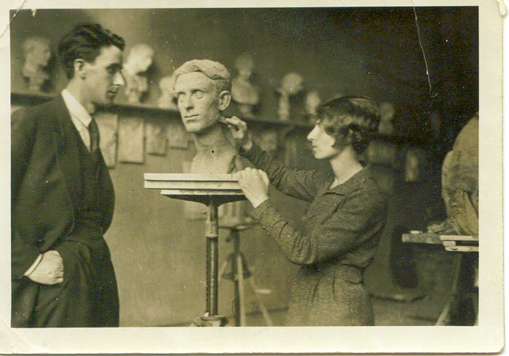 Галерия „Васка Емануилова“ отбелязва 120 години от рождението на скулпторката с изложбата „Образи и отражения“