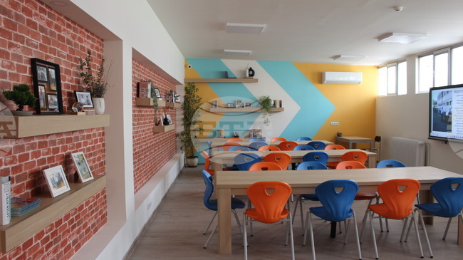 Бивши възпитаници създадоха литературен кабинет в памет на дългогодишния директор на Професионална гимназия „Кольо Фичето“ в Бургас