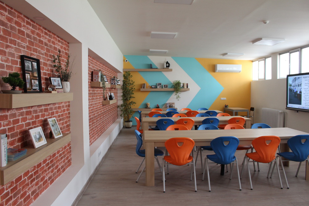 Бивши възпитаници създадоха литературен кабинет в памет на дългогодишния директор на Професионална гимназия „Кольо Фичето“ в Бургас