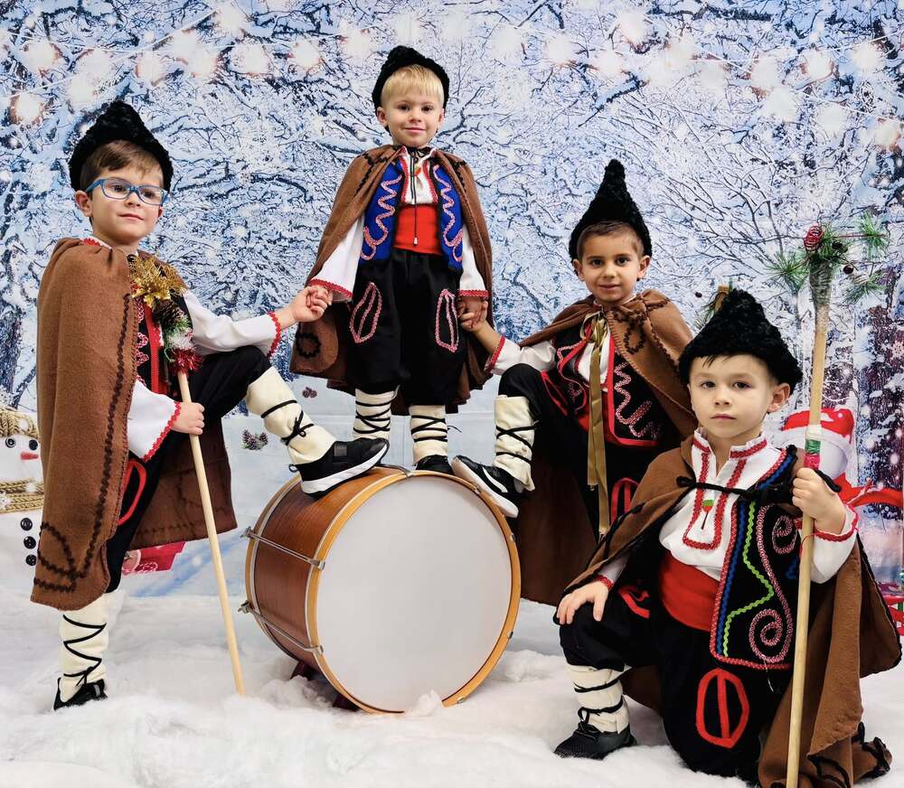 Българската детска градина „Синьото мече“ в Чикаго организира за своите възпитаници коледна фотосесия