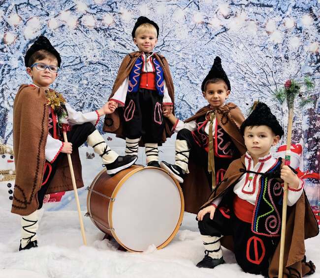 Българската детска градина „Синьото мече“ в Чикаго организира за своите възпитаници коледна фотосесия