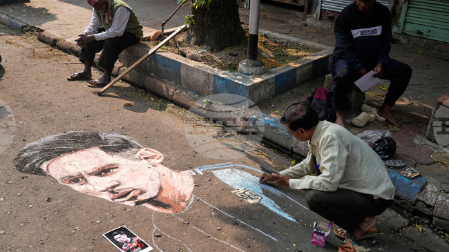 Разочаровани индийски фенове хвърлят счупени седалки и бутилки по терена след визитата на Меси на стадион „Солт Лейк“ в Калкута