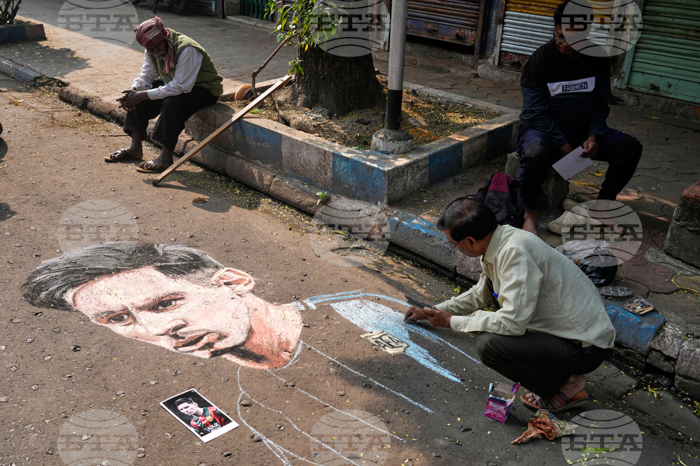 Разочаровани индийски фенове хвърлят счупени седалки и бутилки по терена след визитата на Меси на стадион „Солт Лейк“ в Калкута