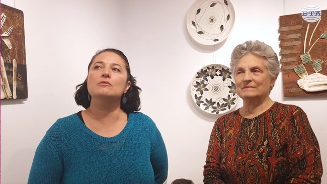 Изложбата „Pro.дължение“ на художничките Мариана и Неда Личеви е подредена в троянската галерия „Серякова къща“