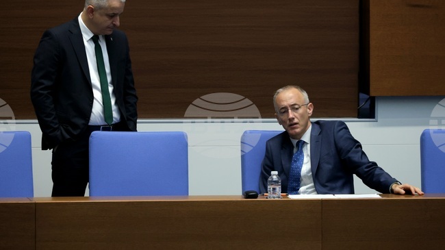  Министърът на образованието осъществява контрол върху откритите и неприключили процедури за академични длъжности, каза министърът в оставка Красимир Вълчев