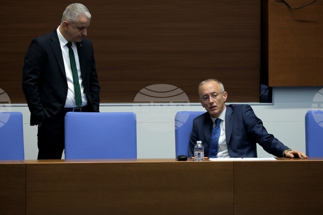  Министърът на образованието осъществява контрол върху откритите и неприключили процедури за академични длъжности, каза министърът в оставка Красимир Вълчев