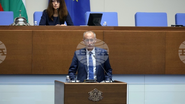 Според европейска директива, базовото обучение по „Дентална медицина“ включва курс на теоретично и практическо обучение, каза министърът в оставка Красимир Вълчев
