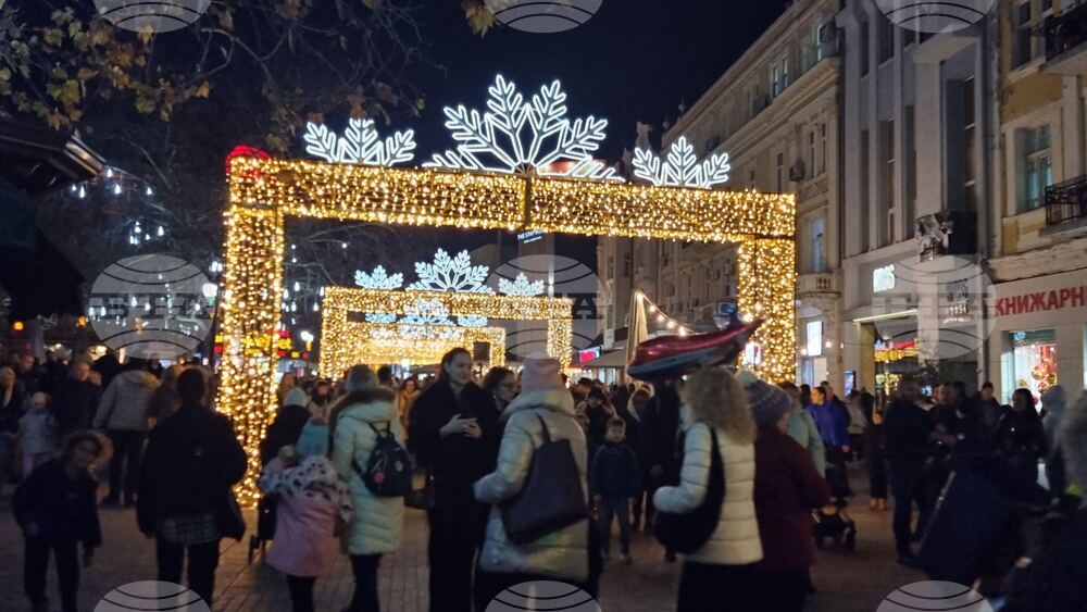 Шофьор от предприятие „Чистота“ по невнимание е блъснал част от коледната украса в Пловдив 