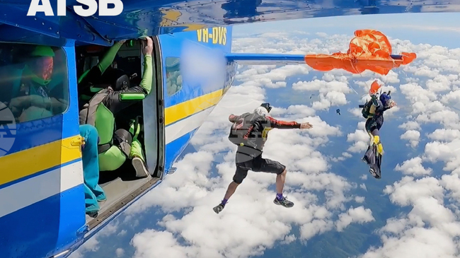Парашутист оцеля, след като парашутът му се оплете в опашката на самолета на 4500 метра височина над Австралия