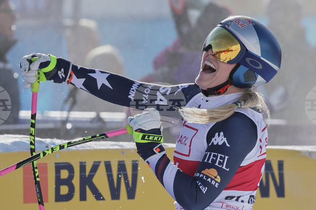 Легендата Линдзи Вон спечели спускането за Световната купа в Санкт Мориц, постигна първа победа от повече от седем години