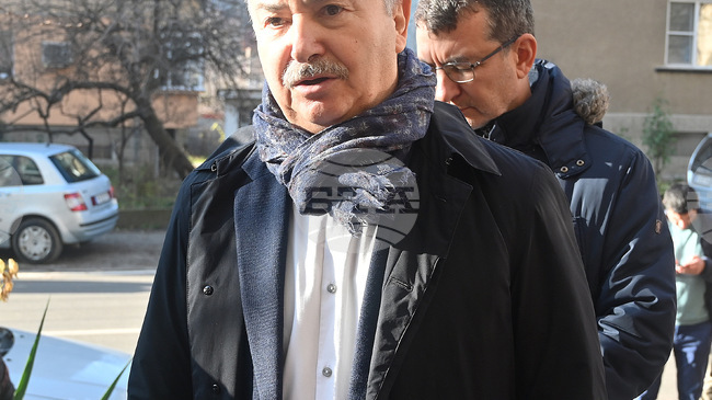 Общините продължават да работят, дано бъдат достатъчно отговорни и не ни оставят с вързани ръце, заяви кметът на Монтана Златко Живков