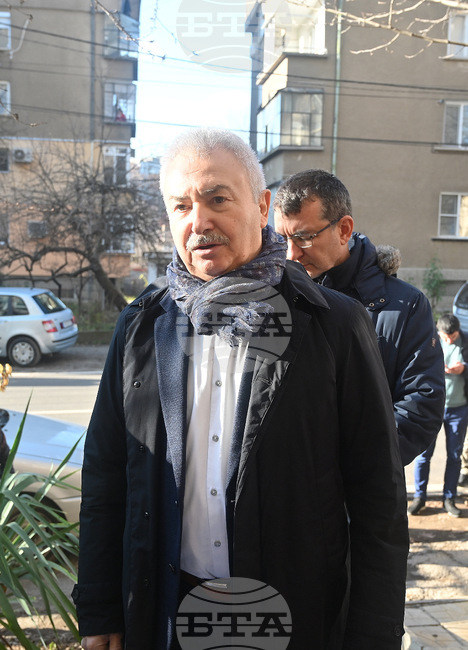 Общините продължават да работят, дано бъдат достатъчно отговорни и не ни оставят с вързани ръце, заяви кметът на Монтана Златко Живков