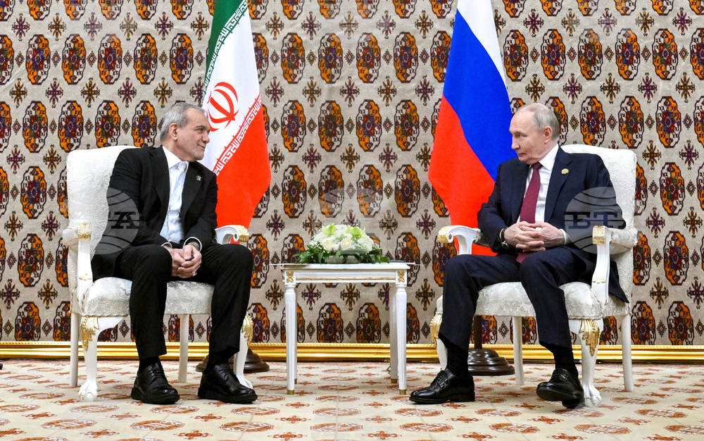 Руският президент Владимир Путин и иранският му колега Масуд Пезешкиан обсъдиха по телефона ситуация в Близкия изток, съобщи Кремъл