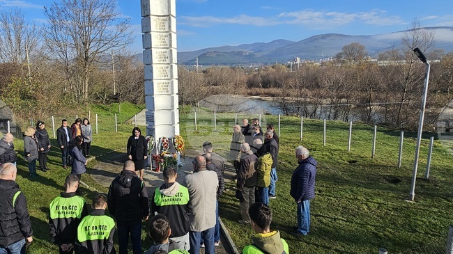 Момчилградчани почетоха паметта на загиналите преди 35 години войници в река Върбица