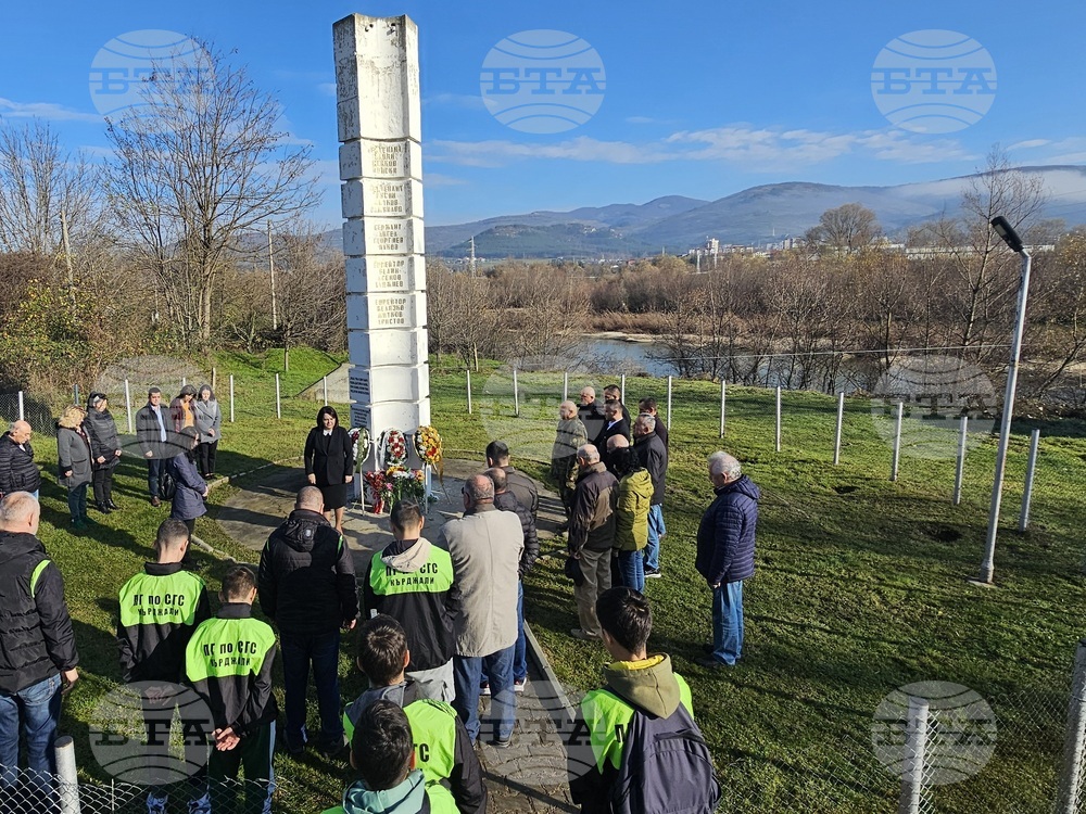 Момчилградчани почетоха паметта на загиналите преди 35 години войници в река Върбица