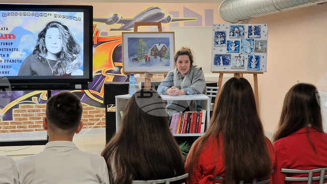 Писателката Емине Садкъ се срещна с ученици в Средно училище "Сава Доброплодни" в Шумен