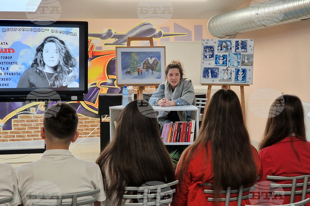 Писателката Емине Садкъ се срещна с ученици в Средно училище "Сава Доброплодни" в Шумен