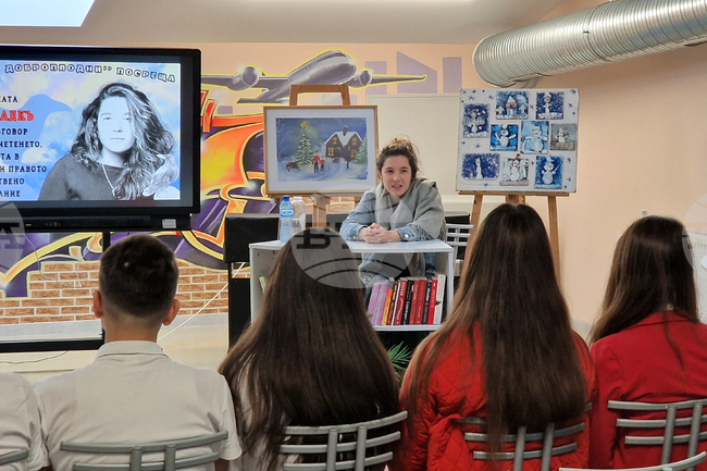 Писателката Емине Садкъ се срещна с ученици в Средно училище "Сава Доброплодни" в Шумен