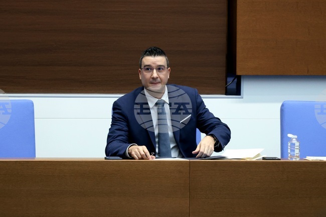 МИИ полага усилия в изграждането на административен капацитет и осигуряване на възможност за ротации и приемственост след дългосрочно командированите служители, заяви министър Петър Дилов