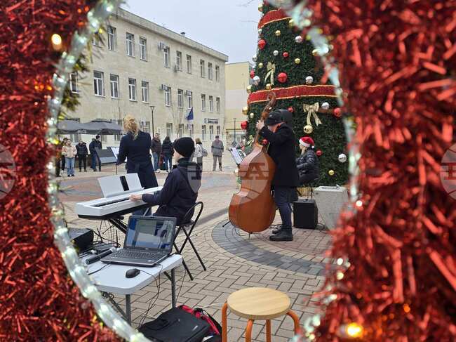 Празничен обеден концерт с поп и джаз музика събра добричлии край градската коледна елха