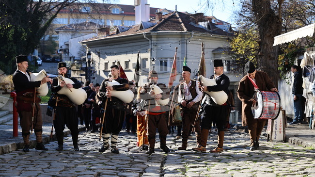 Пловдив отбеляза занаятчийския празник „Свети Спиридон" с шествие, литургия и традиционен обичай