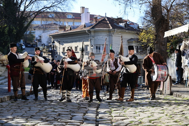 Пловдив отбеляза занаятчийския празник „Свети Спиридон" с шествие, литургия и традиционен обичай