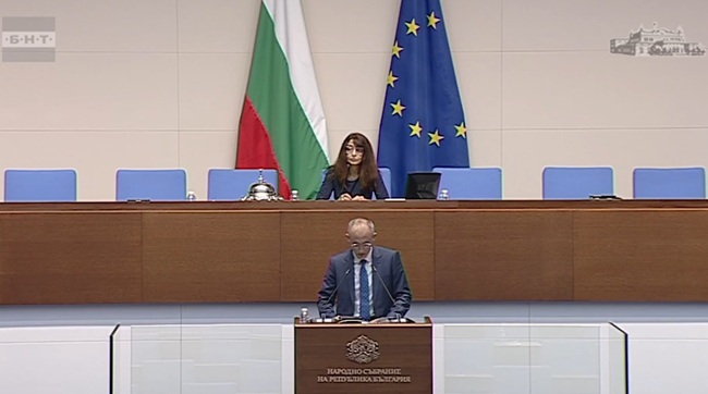 Министърът на образованието осъществява контрол върху откритите и неприключили процедури за академични длъжности, каза министърът в оставка Красимир Вълчев