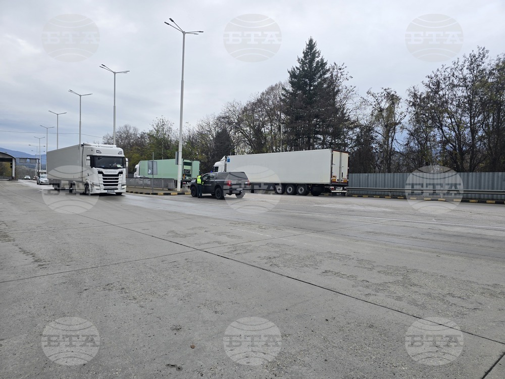 Опашки от тежкотоварни автомобили се образуват в района на граничния преход "Кулата – Промахон" заради ограничение в движението 