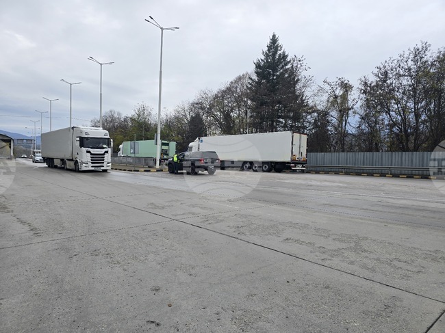 Опашки от тежкотоварни автомобили се образуват в района на граничния преход "Кулата – Промахон" заради ограничение в движението 