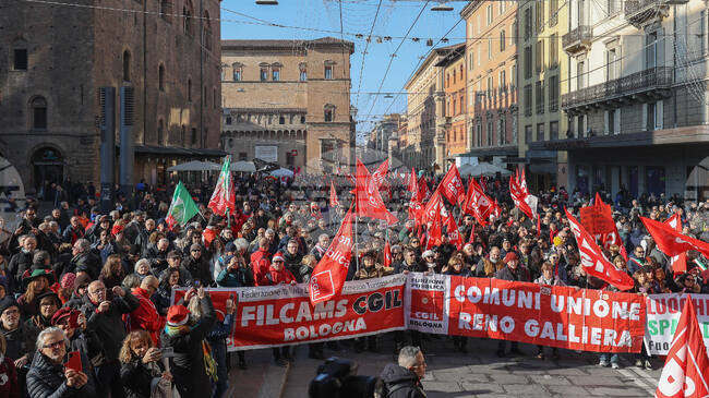Стачка срещу бюджетните планове на правителството в Италия спря влакове и учебни занятия