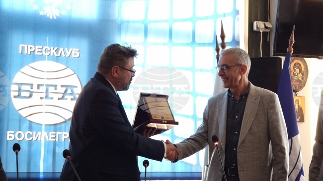 Носител на наградата на сдружение „ГЛАС“ – Босилеград на името на Максим Минчев е Румен Баросов