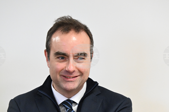 Френският премиер премахва от днес някои доживотни привилегии за бившите премиери и бившите вътрешни министри