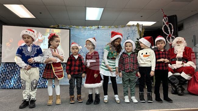  „Коледата ни събира, където и да сме“ е темата на зимното тържество на Българското училище „Искра АБВ“ в Маунт Проспект, САЩ