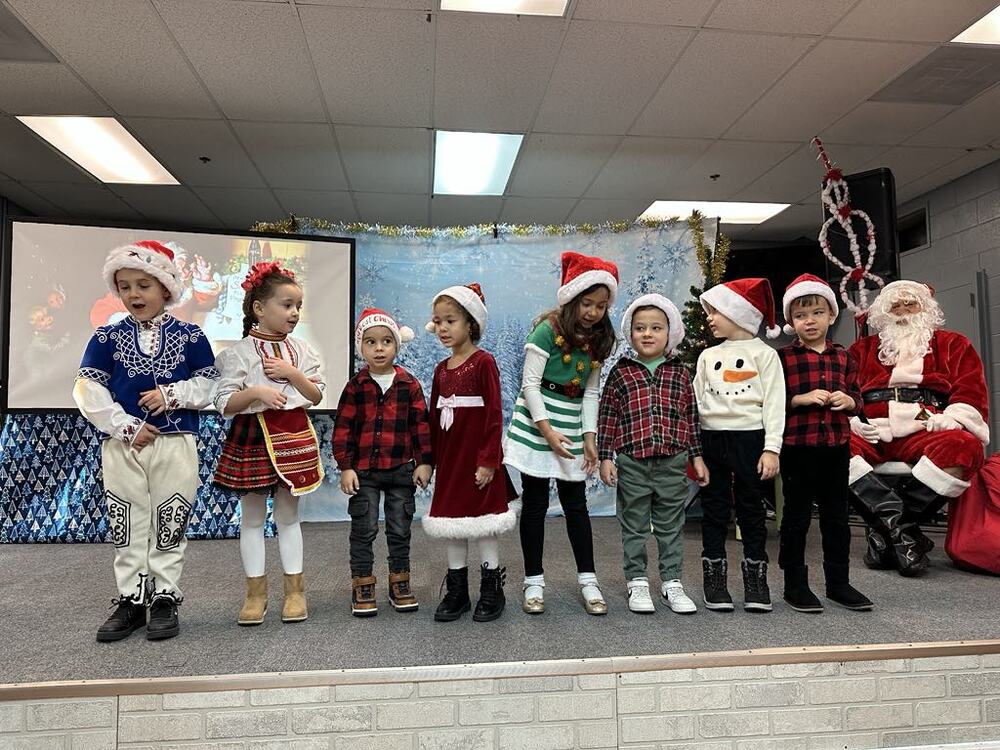  „Коледата ни събира, където и да сме“ е темата на зимното тържество на Българското училище „Искра АБВ“ в Маунт Проспект, САЩ