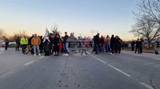Жители на Пловдив и населени места от Родопската яка затвориха за кратко околовръстния път с искане за премахване на мантинелите и разширяване на пътя
