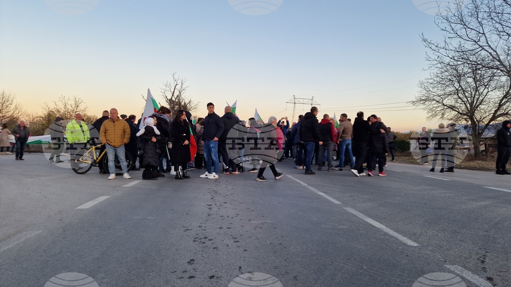 Жители на Пловдив и населени места от Родопската яка затвориха за кратко околовръстния път с искане за премахване на мантинелите и разширяване на пътя