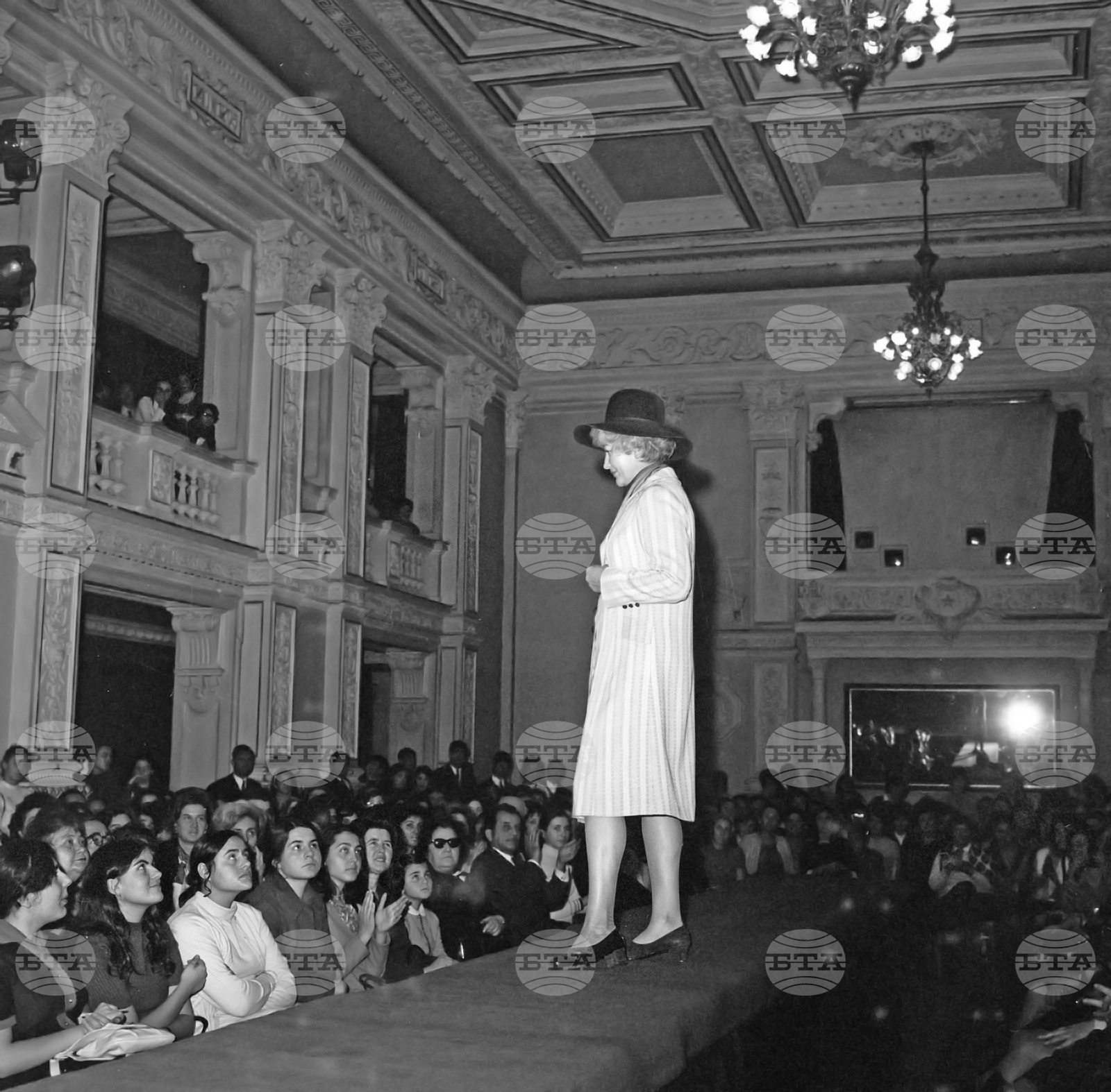 Ревю на модната къща „Валентина" във Военния клуб