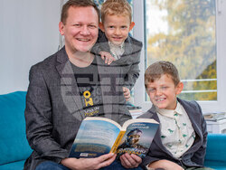 Георги Алексиев снима „Тихите герои на всекидневието“. Снимка: Галерия „Сердика”