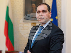 Георги Алексиев снима „Тихите герои на всекидневието“. Снимка: Галерия „Сердика”