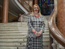 Георги Алексиев снима „Тихите герои на всекидневието“. Снимка: Галерия „Сердика”