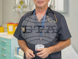 Георги Алексиев снима „Тихите герои на всекидневието“. Снимка: Галерия „Сердика”