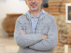 Георги Алексиев снима „Тихите герои на всекидневието“. Снимка: Галерия „Сердика”