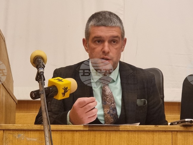 Няма да има промяна в размера на таксата за сметосъбиране през 2026 г., обяви на обществено обсъждане зам.-кметът на Перник Стефан Кръстев