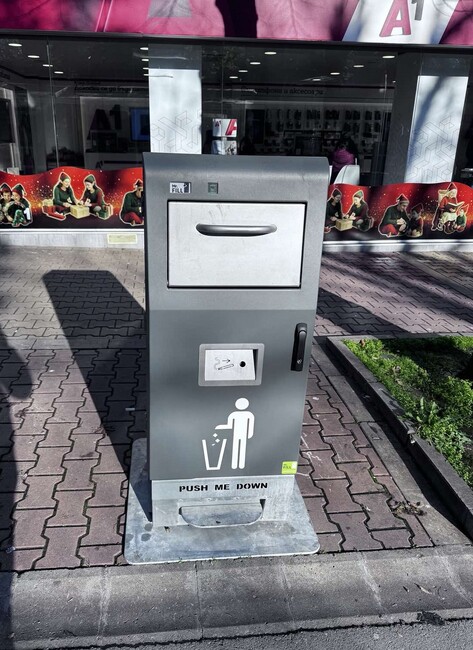 Соларен контейнер за събиране и пресоване на отпадъци е поставен в Шумен 